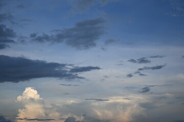 Fototapeta premium Dramatic Twilight Sky with Dark Clouds and Bright Cumulus Formation