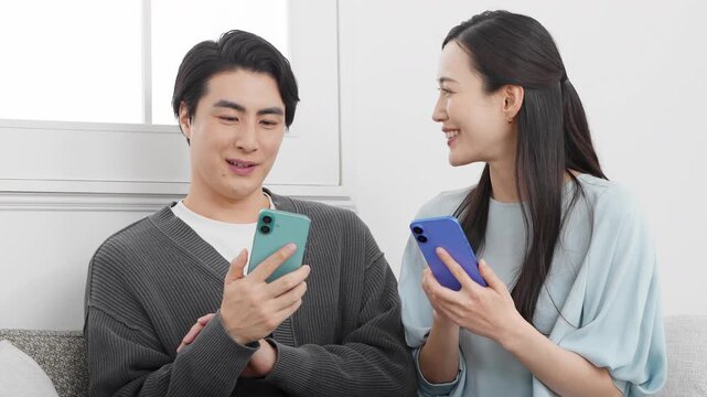 スマートフォンで検索をする若い男女　ライフスタイルイメージ	

