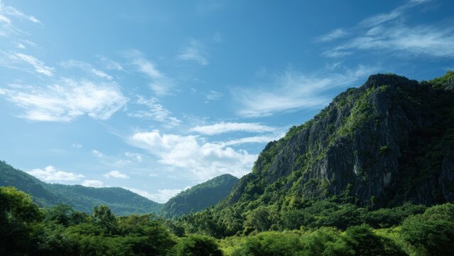 青空と緑豊かなカルスト地形 山岳自然風景