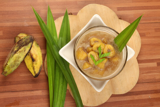 a bowl of kolak pisang on wooden table