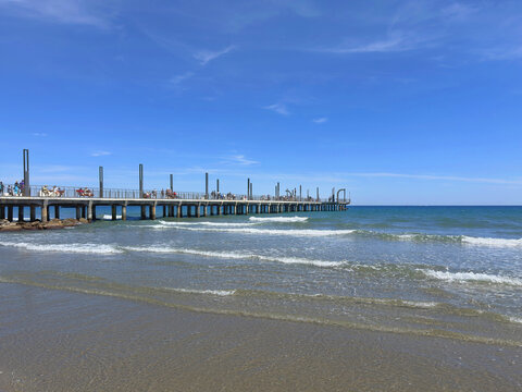 molo e spiaggia ad alassio in italia
