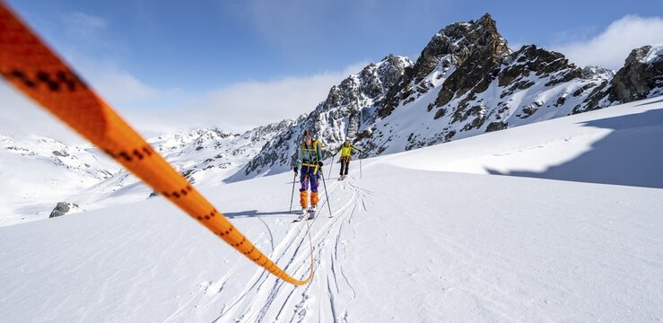 Ski tourer with rope, rope team on the Vadret da Porchabella glacier on the ascent to the summit of Piz Kesch, mountain landscape in winter, alpine tour, ski tour B&uuml;ndner Haute Route, Albula Alps, Rhaetian Alps, Grisons, Eastern Switzerland, Switzerland