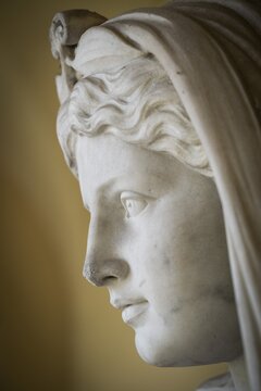 Ingeborg with the falcon, detail, classical round sculpture of a female figure on a round plinth, marble, St&auml;dtisches Lapidarium, City of Stuttgart, Baden-W&uuml;rttemberg, Germany