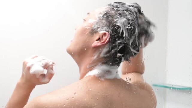 浴室でシャワーを浴びる日本人男性