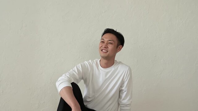リビングで座ってリラックスする日本人男性