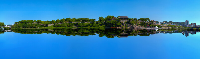 Obraz premium Jinju City panoramic spring landscape in Jinju Namgang River, Chokseongnu Pavilion, and Jinjuseong Fortress in Gyeongsangnam‑do, South Korea