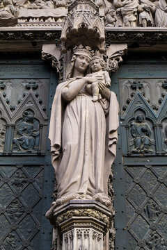 Stone statue detail at Strasbourg Cathedral
