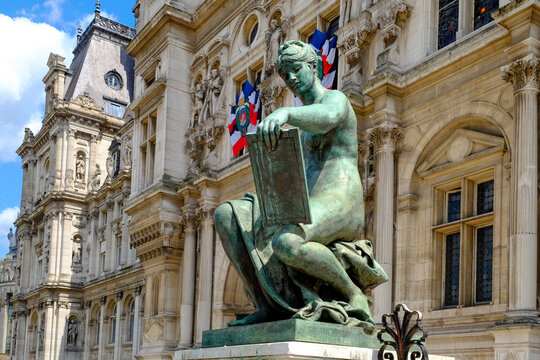 Public sculpture outside H&ocirc;tel de Ville in Paris