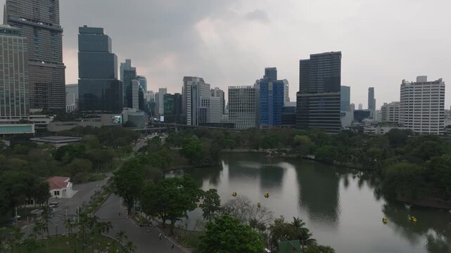Aerial Drone Footage of Lumphini Park and Bangkok Skyline &ndash; Overcast Afternoon &ndash; 4K 30fps
