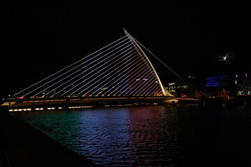 Obraz premium Ireland, Dublin - aerial view over Samuel Beckett Bridge, illuminated at night 