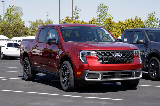 Ford Maverick Lariat AWD truck display at a dealership. Ford offers the Maverick with a 2.5L Hybrid engine. MY:2026