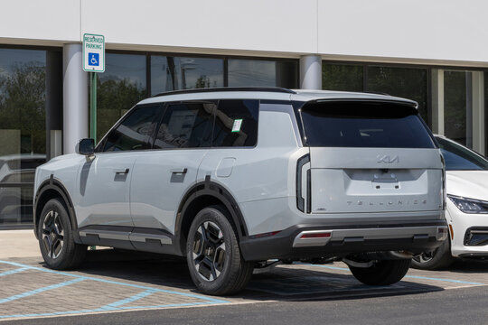 Kia Telluride HEV EX AWD 8-seat SUV display. Kia offers the Telluride with a 2.5L Turbo Hybrid powertrain. MY:2026