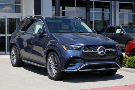 Mercedes-Benz GLE 350 4MATIC SUV display. Mercedes offers the GLE350 with a 2.0L Inline-4 Turbo Mild Hybrid engine. MY:2026