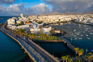 Obraz premium Aerial drone view of the beauty of Arrecife town on Lanzarote island through breathtaking aerial views showcasing the coastline, local buildings, and scenic landscape