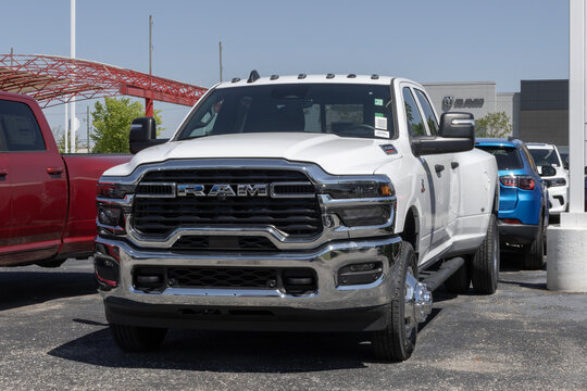 Ram 3500 Tradesman Crew Cab 4X4 Long Box display. Ram offers the 3500 with a 6.7L Cummins I6 HO Turbo-Diesel engine. MY:2026