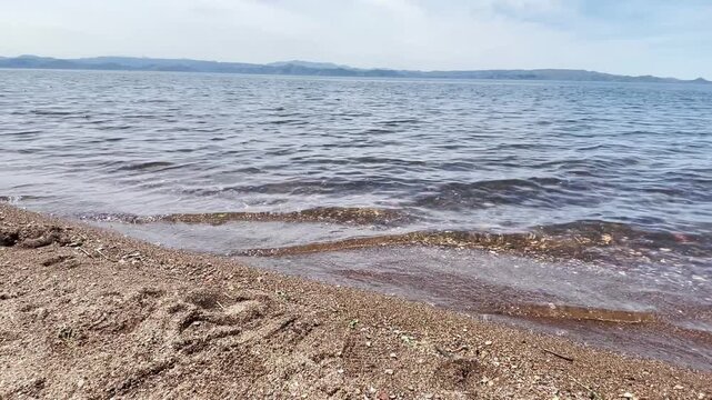 【風景】湖水きらめく砂浜と波打ち際｜A Sparkling Lake with a Sandy Shoreline