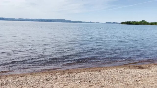 【風景】湖畔の砂浜に寄せる波｜Gentle Waves on a Lakeside Sandy Beach