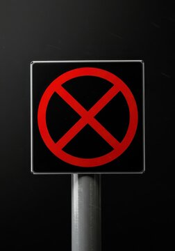 Icono minimalista de se&ntilde;al de prohibici&oacute;n en color negro sobre poste, destacando un elemento de negaci&oacute;n universal en contraste rojo, elemento, comunicaci&oacute;n, plantilla