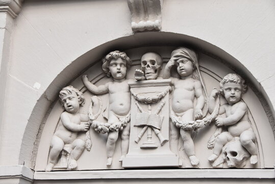 Sculptures murales avec ch&eacute;rubins et cr&acirc;nes, au dessus d'une porte dans le centre-ville d'Amsterdam. 