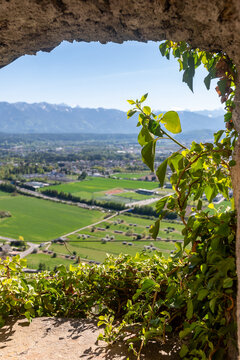 Tipico paesaggio primaverile carinziano dall'alto del castello di Landskron, Villano,  visto attraverso una feritoia 