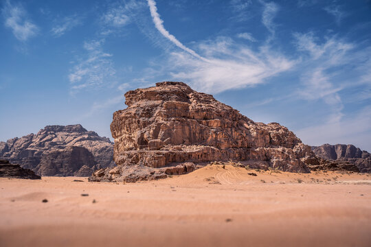Granitsteine in der W&uuml;ste Wadi Rum in Jordanien, die bereits vielen Filmen als Kulisse diente