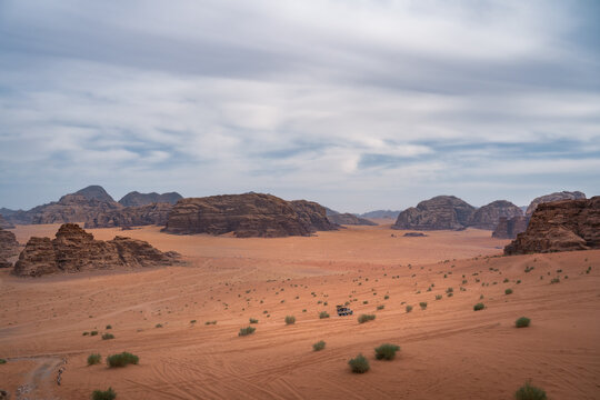 Ausblick &uuml;ber die weite W&uuml;ste Wadi Rum in Jordanien mit gro&szlig;en Felsw&auml;nden, die bereits vielen Filmen als Kulisse diente