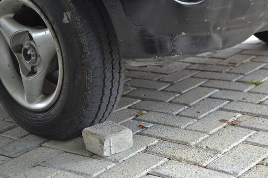 Car tires are fitted with a wedge stone