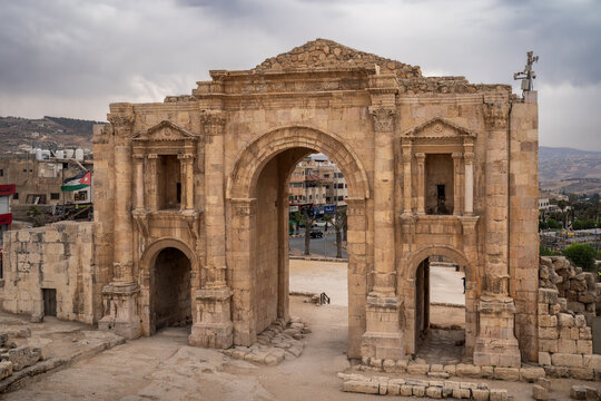 Der Hadriansbogen, ein dreitoriger Triumphbogen und Ehrenbogen, in Gerasa im heutigen Jerash in Jordanien