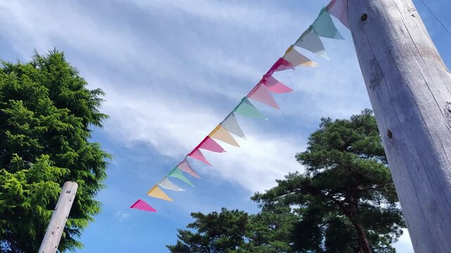 【背景映像】三角旗、風に揺れて｜Triangular Flags Swaying in the Wind