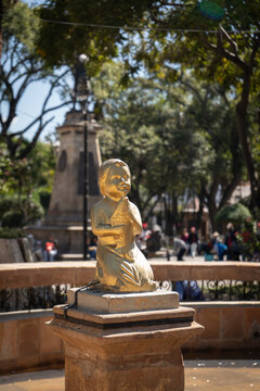 Escultura ornamental tipo putto en fuente hist&oacute;rica de la plaza 25 de mayo en sucre bolivia. 