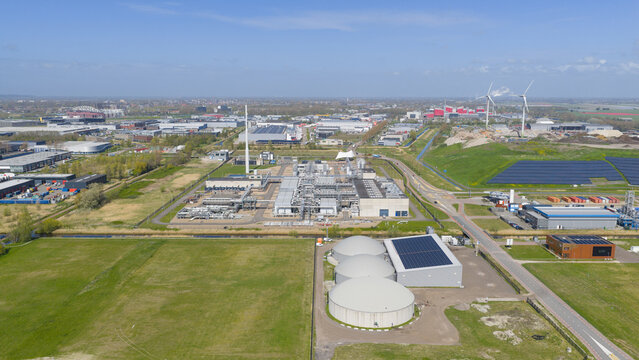Aerial view of the piekgasinstallatie in Alkmaar, showing natural gas storage, peak gas supply, pipelines, compressors, and Dutch energy infrastructure.