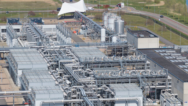 Aerial view of the piekgasinstallatie in Alkmaar, showing natural gas storage, peak gas supply, pipelines, compressors, and Dutch energy infrastructure.