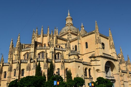 L&rsquo;abside de la cath&eacute;drale Notre-Dame de l'Assomption et Saint Frutos de S&eacute;govie en Espagne