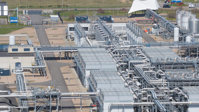 Aerial view of the piekgasinstallatie in Alkmaar, showing natural gas storage, peak gas supply, pipelines, compressors, and Dutch energy infrastructure.