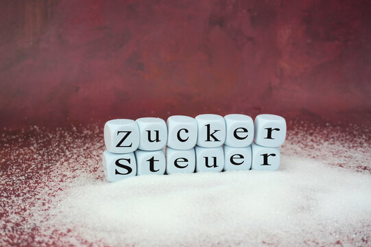W&uuml;rfel mit der Aufschrift Zuckersteuer, die in Deutschland demn&auml;chst eingef&uuml;hrt werden soll