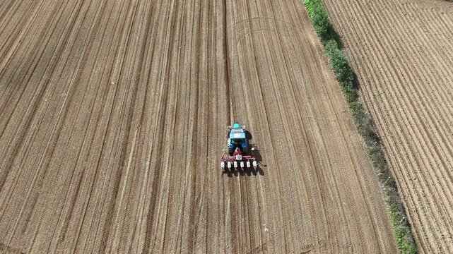 Tractor sembrando ma&iacute;z en Galicia