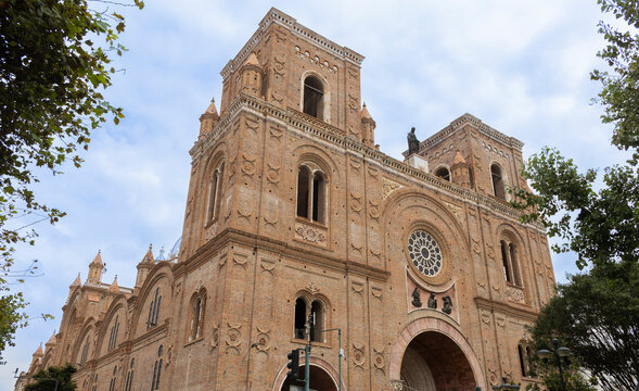 De paseo por el Casco Hist&oacute;rico de Cuenca con sus majestuosa arquitectura, edificios e iglesias. Un viaje de turismo por Ecuador que todo el mundo deber&iacute;a hacer. 