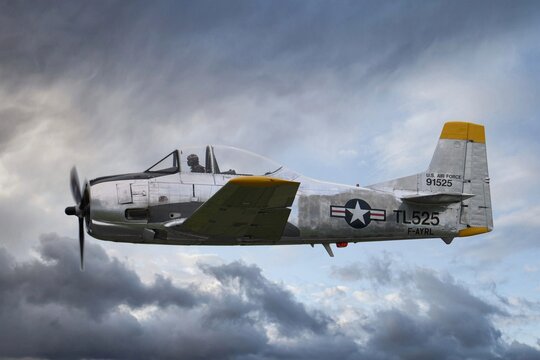 North American T-28  vue cot&eacute; ciel nuageux