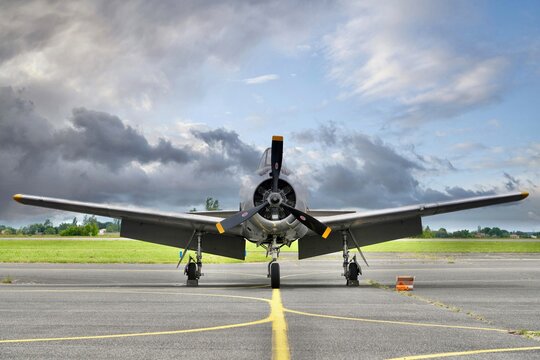 North American T-28 avant d&eacute;collage