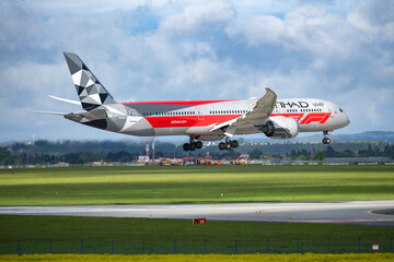 Fototapeta premium PRAGUE, CZECH REPUBLIC – MAY 07, 2026: Etihad Airways Boeing 787-9 Dreamliner Abu Dhabi Grand Prix Livery REG: A6-BLV landing at the prague airport.