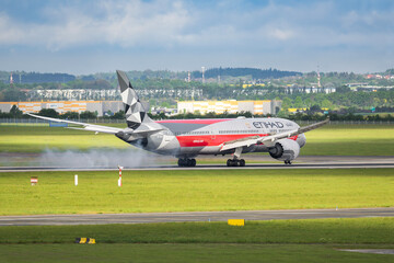 Fototapeta premium PRAGUE, CZECH REPUBLIC – MAY 07, 2026: Etihad Airways Boeing 787-9 Dreamliner Abu Dhabi Grand Prix Livery REG: A6-BLV landing at the prague airport.