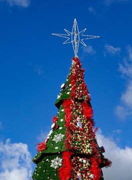 &Aacute;rbol de Navidad decorado con bolas de pl&aacute;stico brillantes y luces festivas en ambiente acogedor, representando celebraciones navide&ntilde;as, tradici&oacute;n familiar y decoraci&oacute;n t&iacute;pica de fin de a&ntilde;o.