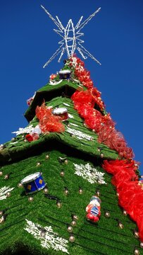 &Aacute;rbol de Navidad decorado con bolas de pl&aacute;stico brillantes y luces festivas en ambiente acogedor, representando celebraciones navide&ntilde;as, tradici&oacute;n familiar y decoraci&oacute;n t&iacute;pica de fin de a&ntilde;o.