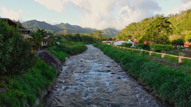 Paisaje natural del r&iacute;o Caldera en Boquete, rodeado de vegetaci&oacute;n tropical, rocas y aguas cristalinas bajo luz natural. Escenario ecol&oacute;gico de monta&ntilde;a en la provincia de Chiriqu&iacute;, ideal para turismo