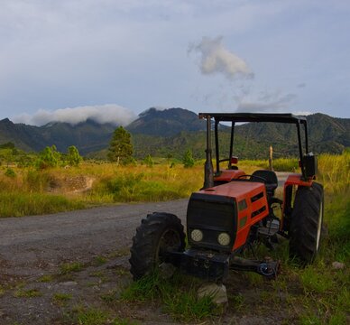 Tractor abandonado en paisaje rural con el Volc&aacute;n Bar&uacute; al fondo entre monta&ntilde;as y nubes, reflejando historia agr&iacute;cola, naturaleza y escenarios tradicionales de Panam&aacute;.