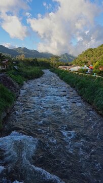 Paisaje natural del r&iacute;o Caldera en Boquete, rodeado de vegetaci&oacute;n tropical, rocas y aguas cristalinas bajo luz natural. Escenario ecol&oacute;gico de monta&ntilde;a en la provincia de Chiriqu&iacute;, ideal para turismo