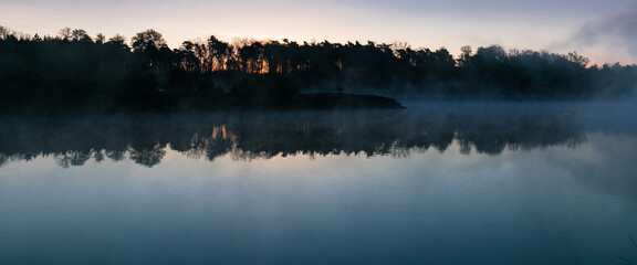 Wschód słońca nad leśnym jeziorem © kubikactive