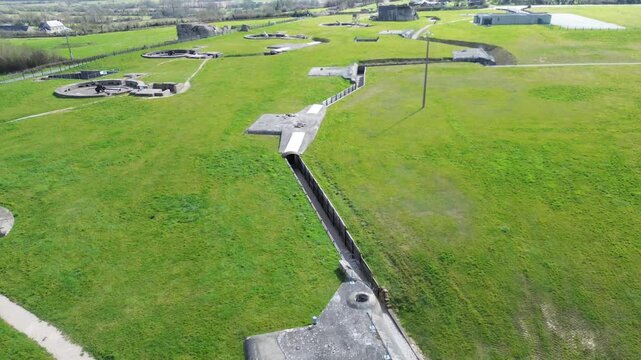 Batterie de Cricquebec : vestiges du Mur de l'Atlantique en Normandie, drone 4K