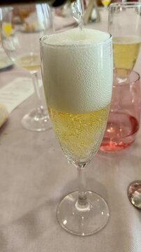 Copa de cava servido por camarero 