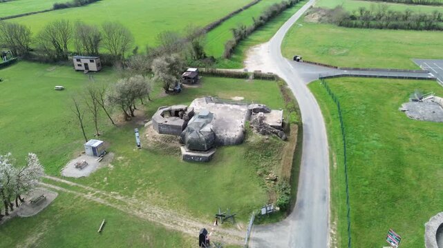 Batterie de Cricquebec : vestiges du Mur de l'Atlantique en Normandie, drone 4K